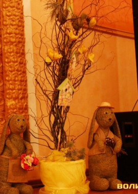 ВЕЛИКДЕНЬ У ЛУЦЬКУ: МІСТЯН ВІТАЛИ ТАНЦЯМИ ТА СПІВАМИ